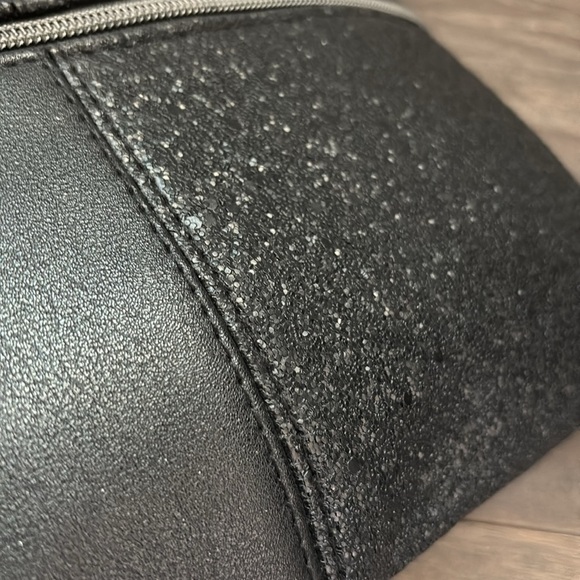 Jones NY PVC Cosmetic/travel wedge pouch,2 zip front pockets 1 interior,texture - Picture 5 of 12